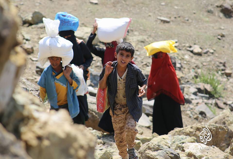 شاهد صورا لمعاناة 13 قرية تحاصرها مليشيا الحوثي وصالح في منطقة بلاد الوافي بتعز
