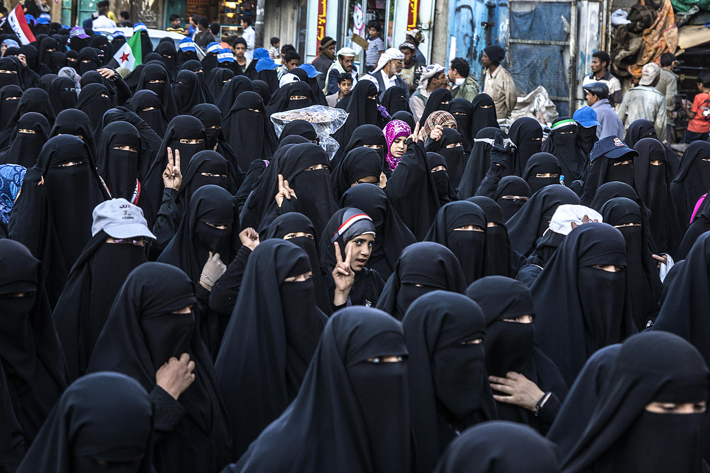 شاهد أبرز ثمان صور للصحفي الأمريكي لوك سومرز أثناء تواجده في اليمن