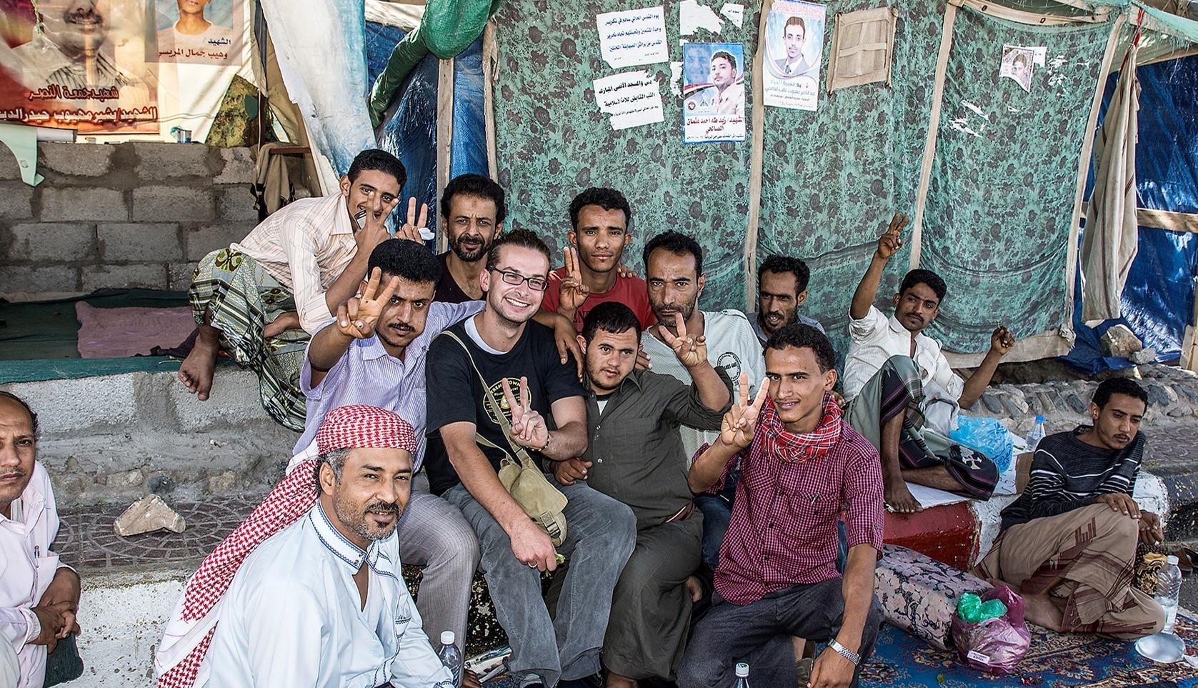 شاهد أبرز ثمان صور للصحفي الأمريكي لوك سومرز أثناء تواجده في اليمن