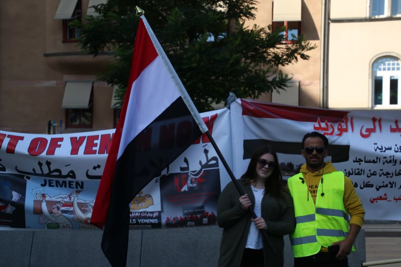 شاهد .. يمنيون يحتجون ضد جرائم الإمارات في السويد