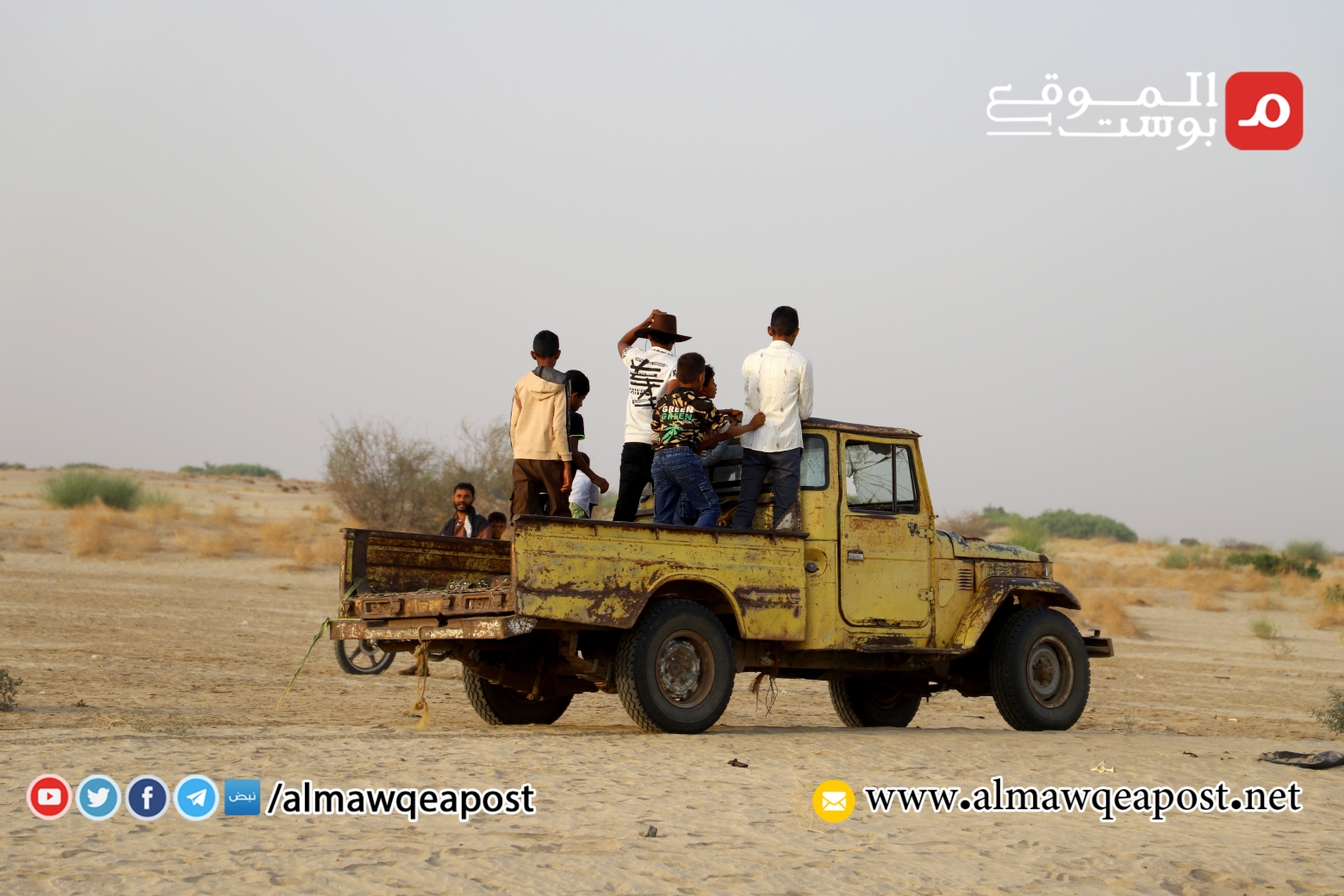 النازحون في ميدي بمحافظة حجة يؤدون صلاة عيد الأضحى في الصحراء