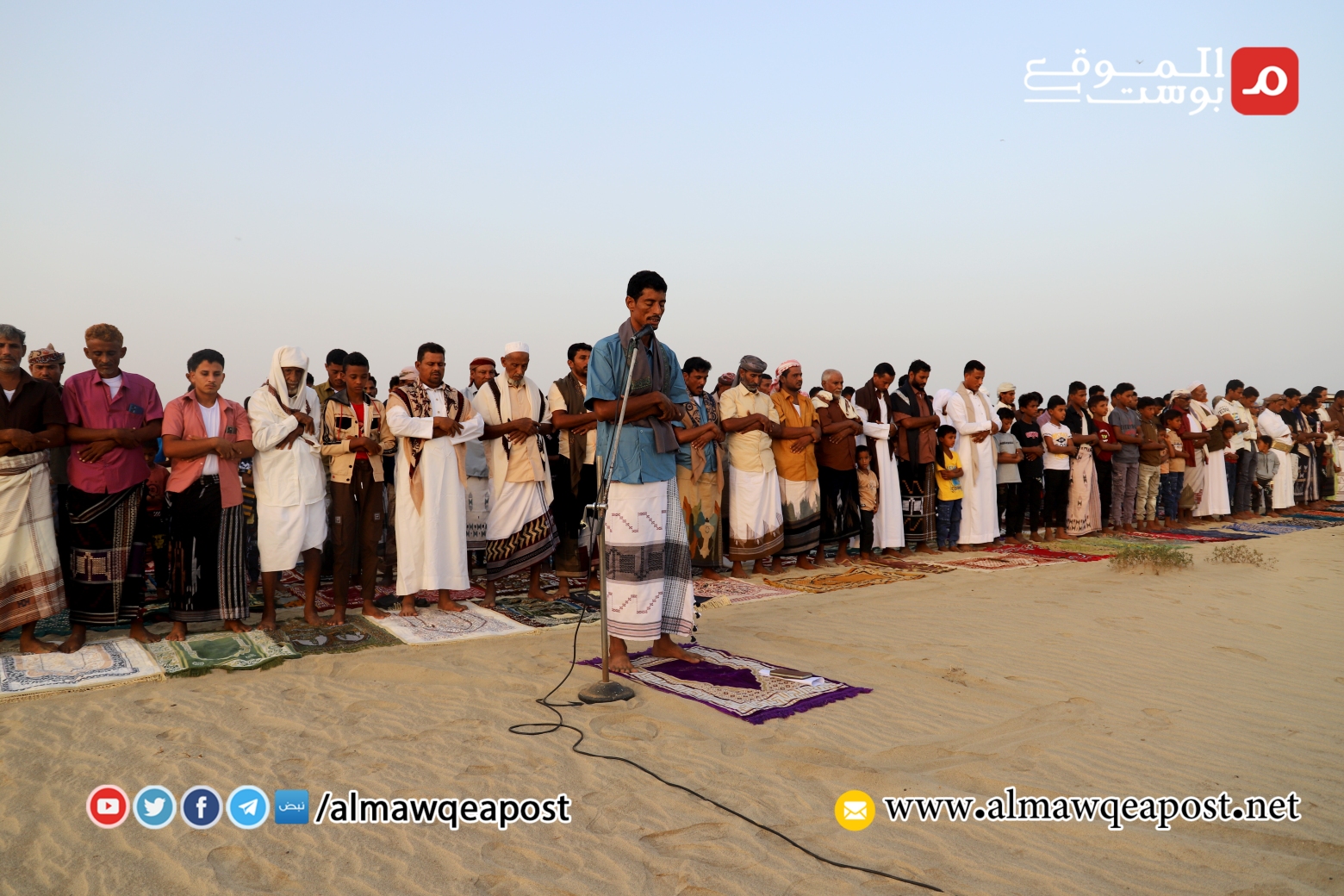 النازحون في ميدي بمحافظة حجة يؤدون صلاة عيد الأضحى في الصحراء