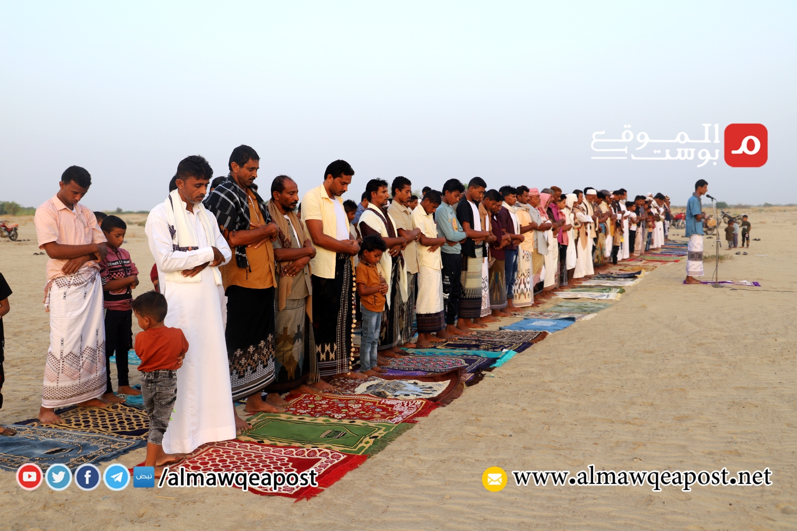 النازحون في ميدي بمحافظة حجة يؤدون صلاة عيد الأضحى في الصحراء