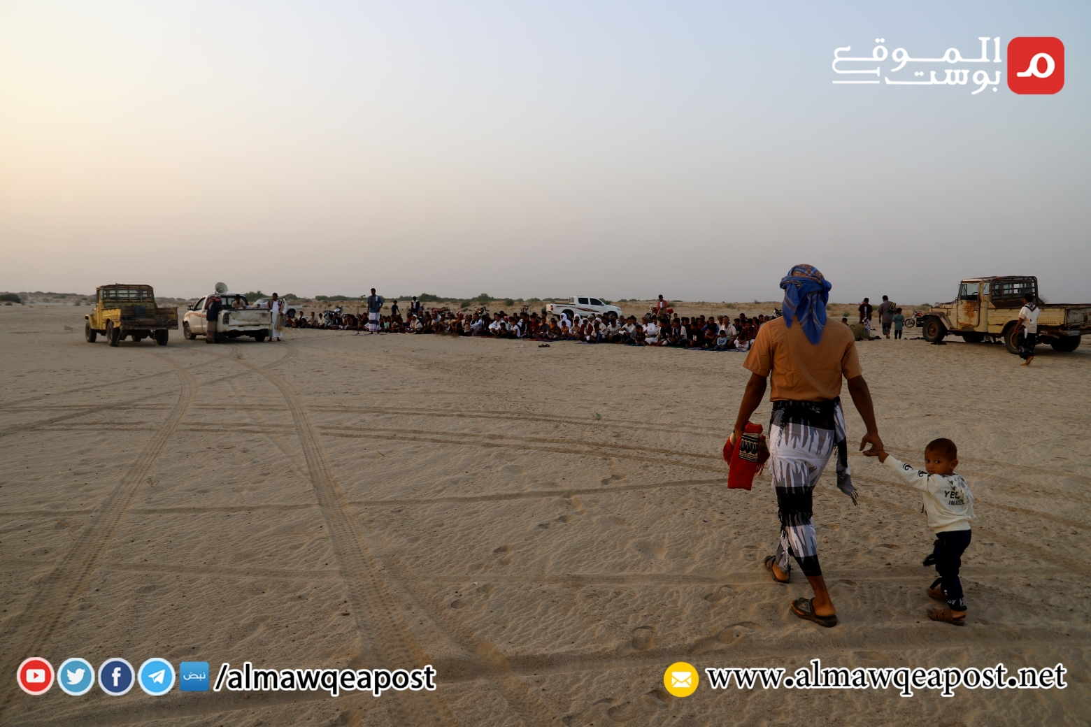 النازحون في ميدي بمحافظة حجة يؤدون صلاة عيد الأضحى في الصحراء