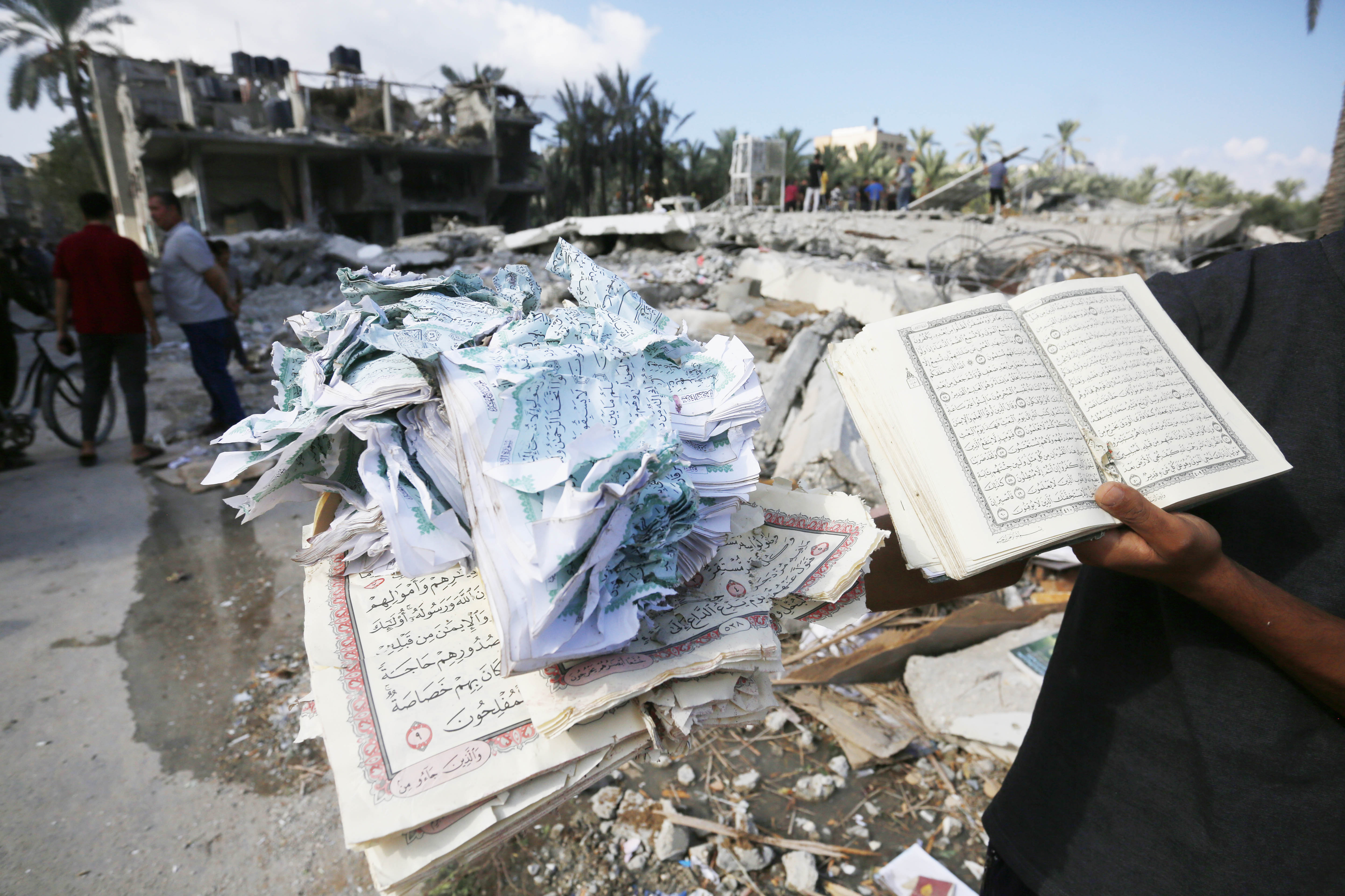 القرآن الكريم يتعرض للتلف في غزة جراء استهداف إسرائيل احد المساجد