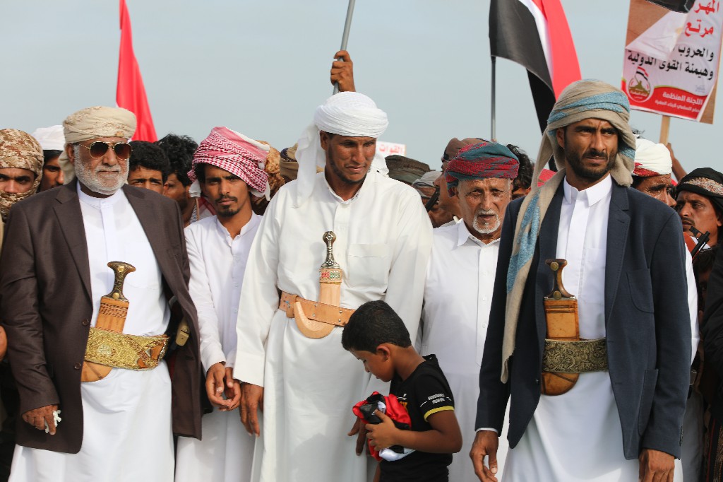 شاهد صورا من المهرجان الجماهيري بالمهرة الرافض للتواجد الأجنبي في المحافظة
