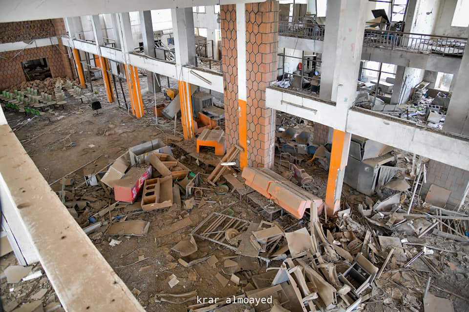 صور تظهر حجم الدمار الذي لحق بمطار تعز جراء الحرب