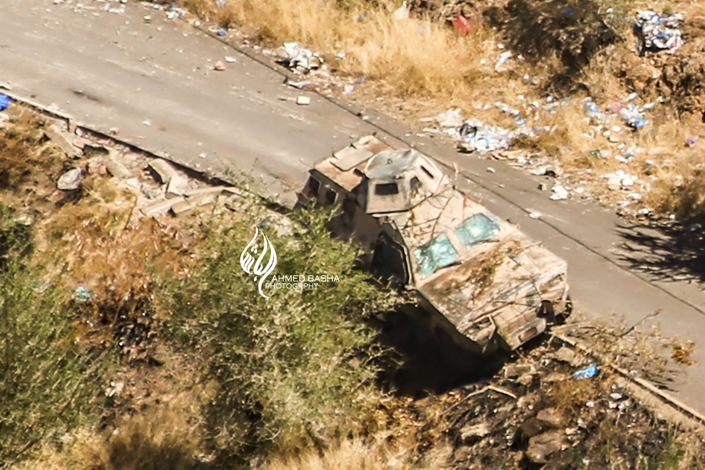 مدرعة تابعة للحوثيين تم اعطابها في صالة بعد استهدافها من قبل ابطال المقاومة الشعبية