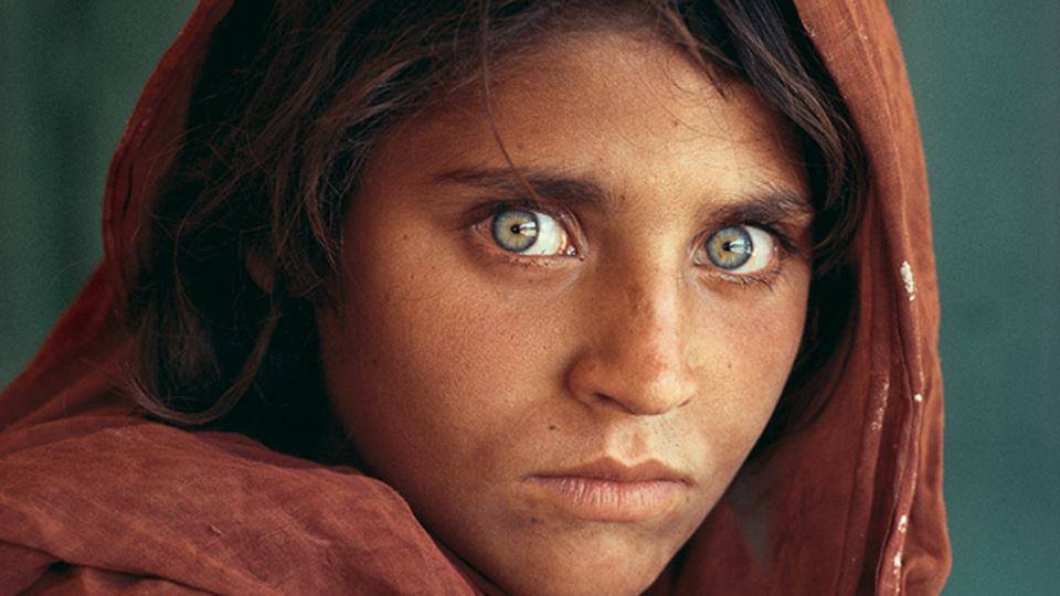 فتاة الغلاف الأفغانيه