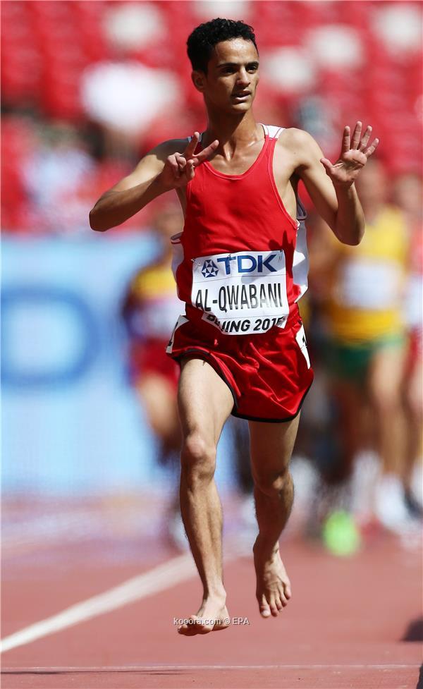عداء يمني يركض حافي القدمين في بطولة العالم لألعاب القوى