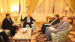 محللون: القبول بحوار الحوثيين إلغاء لشرعية هادي