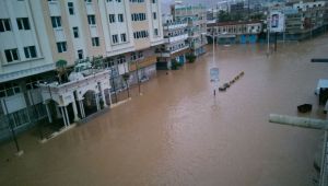 اعصار "تشابلا" يتجاوز حضرموت مخلفا انهار من المياه وسط المدينة (صور)