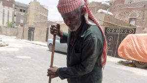 عمال النظافة في اليمن يهددون بإضراب شامل