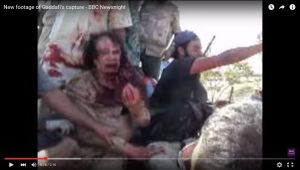 فيديو لم ينشر من قبل للقذافي يتوسَّل لمسلحين ألا يقتلوه قبل أن يتم إعدامه بقليل