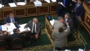 نائب يضرب عكاشة "بالحذاء" خلال جلسة البرلمان المصري