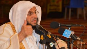 الشيخ عائض القرني يُنقل إلى السعودية وسط حراسة أمنية مشددة (فيديو)