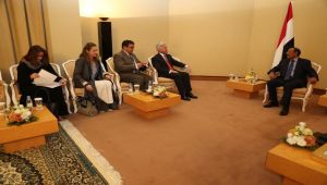 الفريق الأحمر يلتقي المبعوث البريطاني ونائبة السفير لدى اليمن