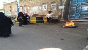 إب : شاب يحرق ملابسه ببوابة مبنى السطلة المحلية احتجاجا على طرد عائلته من منزلها  ( صور)