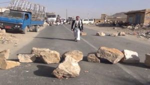 العثور على جثة مواطن وعليها آثار طعنات كثيرة في خط عمران مع العاصمة صنعاء