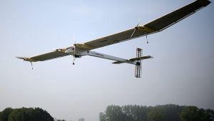 أول طائرة تعمل بالطاقة الشمسية تنهي المحطة 14 من رحلتها حول العالم