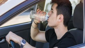 زجاجات المياه.. الجوالات.. وأجهزة التابلت.. متى تشكل خطراً على حياتك في السيارة؟