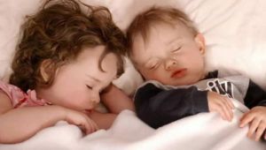 ما علاقة النوم المبكر ببدانة الأطفال؟