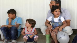 تساؤلات سورية في زمن الحرب: اشتري دفترا وقلما لابني أم رغيف خبز؟ (تقرير)