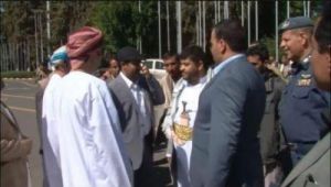 وساطة عمانية تنجح في الإفراج عن مواطن أمريكي كان معتقلا لدى الحوثيين