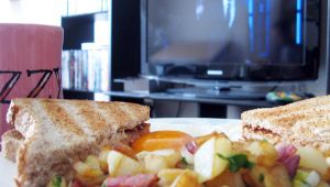 من أجل صحتك.. لا تتناول الطعام أثناء مشاهدة التلفزيون