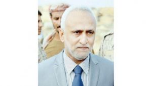 محافظ الحديدة  يدعو الأمم المتحدة حماية قوافل الإغاثة من سرقات الحوثيين