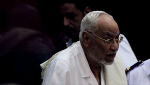 مرشد الإخوان السابق بمصر ينقل من السجن للمستشفى