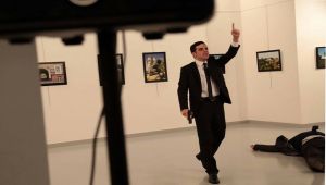 بالفيديو .. لحظة سقوط السفير الروسي لدى تركيا بإطلاق نار في أحد المعارض بأنقرة