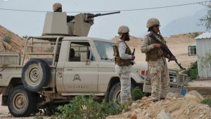 القوات السعودية تدمر عربة عسكرية وتقتل قناصا حوثيا قرب حدود المملكة