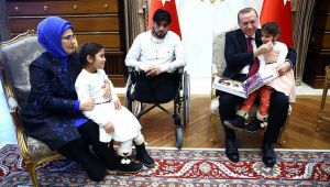 أردوغان يستقبل أسرة الطفلة السورية "دموع"