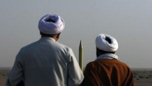إيران تطلق مناورة "حريم الولاية" بعد تصعيد ترامب ضدها