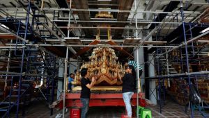 عربة مذهبة لنقل رفات ملك تايلاند