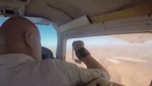 ماذا حدث لرجل فتح نافذة طائرة لالتقاط صورة؟ (فيديو)