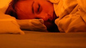 النوم لأكثر من 9 ساعات يوميًا يضاعف خطر الإصابة بالزهايمر (دراسة)