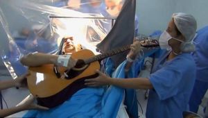مريض يعزف الغيتار خلال جراحة في الدماغ