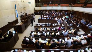 صيحات "الله أكبر" تهزُّ الكنيست الإسرائيلي.. بعد تمريره مشروع قانون يحظر الأذان عبر مكبرات الصوت (فيديو)