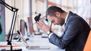 7 أعراض تدل على «احتراقك نفسياً» بسبب العمل