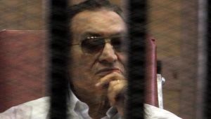 احتفاء بـ"مبارك" في مشفاه.. ومحاميه ينهي تصريحا أمنيا للخروج