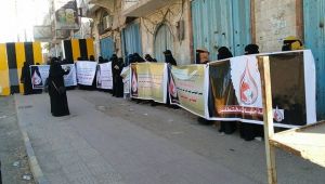 أمهات المختطفين يطالبن من أمام معاشيق عدن بالإفراج عن أبنائهن المختطفين لدى الحوثيين