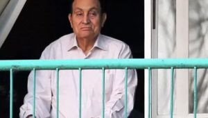 مجلة فرنسية: حسني مبارك "البريء" ذو الأيدي الملوثة بالدماء
