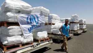 بينما تصر الأمم المتحدة على إرسال المعونات إليها.. المليشيات تحتجز إغاثات اليمنيين (تقرير)