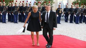عالِمة نَفس روسية: لهذا السبب تزوّج مرشّح الرئاسة الفرنسية “ماكرون” بامرأة تكبره بـ25 عاماً!