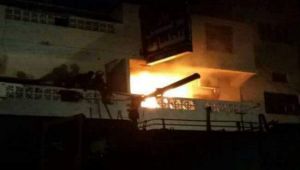 محللون: إحراق مقر حزب الإصلاح في عدن إرباك للشرعية وتعطيل لمهمة هادي