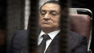 مبارك "مبتسما" في أول ظهور خارج السجن