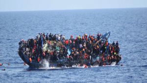 "اتركوهم يغرقوا".. اليمين المُتطرِّف يجَمَع تبرعات لاستهداف قوارب إنقاذ اللاجئين