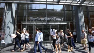 صحفيو نيويورك تايمز يحتجون على قرار تقليص أعداد العاملين فيها